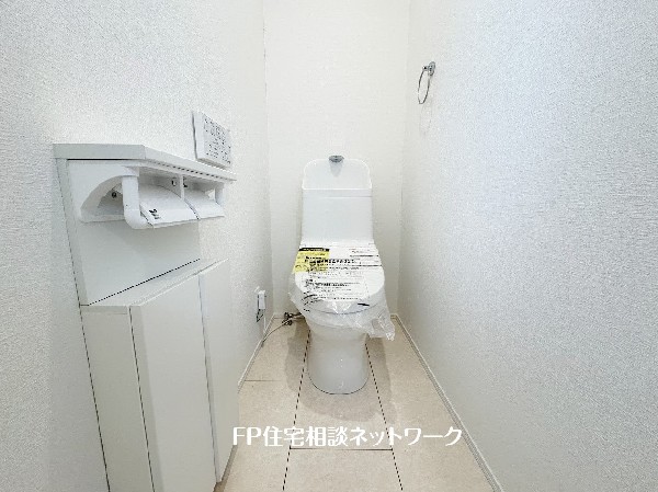 ウォシュレット、暖房便座機能付のトイレです。従来型に比べ節水効果があり、お手入れもしやすいので、家計も家事の負担も軽減してくれます。