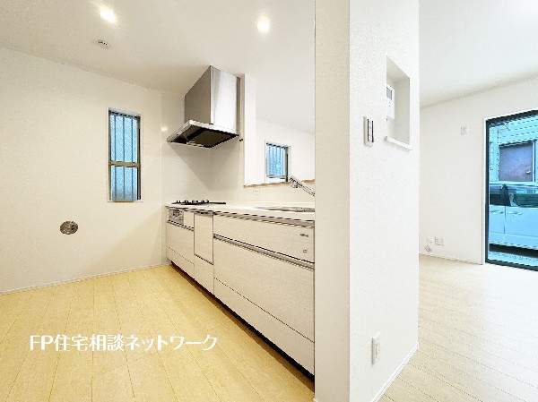 リビングで遊ぶお子様を見守りながらお料理が出来る対面式カウンターキッチンは、料理をしながらご家族との会話を楽しめます。毎日のお料理も楽しくなりますね。