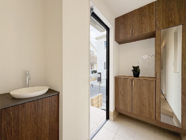 玄関ホールがスッキリ広々としていると帰る時も出ていく時も気持ちが良い。来客を出迎える玄関が綺麗ならその家の印象が良くなる。