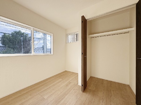 全居室には大型の収納クローゼットを完備。普段使いのお洋服や小物はもちろん、季節物のお洋服などもしっかりと整理整頓出来る。居室空間を隅々まで使えるのが嬉しい。
