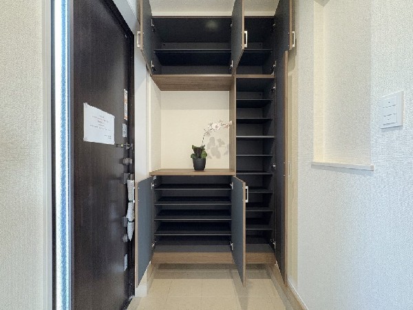 散らかりがちな玄関をスッキリと保てる玄関収納は、家の中に入る時一番最初に目に付く場所だからこだわりたい。落ち着いた色目が、室内のカラーやデザインと調和。