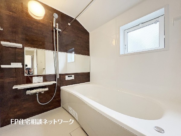 ゆったり入れる一坪バス。足を伸ばして入れるサイズは一日の疲れを癒すのに嬉しい広さ。お子様と一緒の入浴でも充分な広さです。