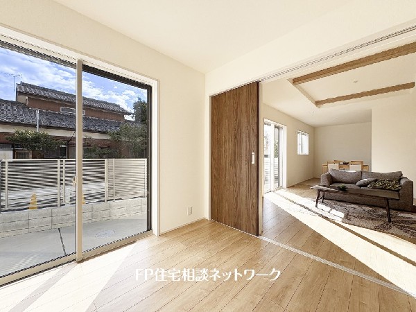 リビングとつづき間を隔てる引き戸を開放すれば、22.85帖の大空間に。急な来客やご家族構成によってシーンで使い分けられる便利な空間です。