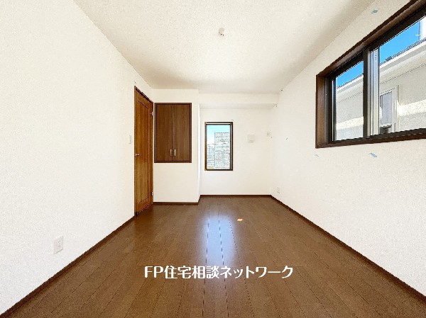 シックな色合いを基調にしたフローリングは心地よく飽きのない色合いで、カーテン、家具などのインテリアを合わせやすいのもうれしい。