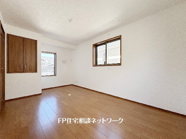 光を取り込みやすい2面採光の居室は日当良好。クローゼットの完備で収納スペースも十分。お子様にとっての「自分の部屋」。学習デスクやベッドの配置もラクラクです。