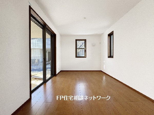 2面採光でお部屋の隅々まで明るい印象の居室。おひさまの光を、爽やかな風をたっぷりと取り込めます。居室内はいつも明るいので、毎日の生活も自然と明るくなりますね。