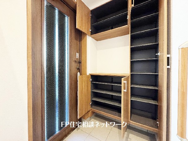 シューズクロークは可動式なので、ロングブーツや長靴も棚の移動で収納できる。家族の履物が多くても安心。玄関が綺麗に整頓されているかどうかで、その家の印象が決まる。