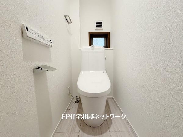 ウォシュレット、暖房便座機能付のトイレです。従来型に比べ節水効果があり、お手入れもしやすいので、家計も家事の負担も軽減してくれます。