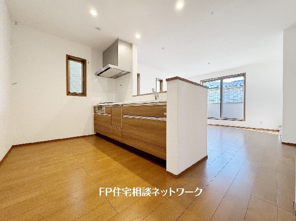 リビングで遊ぶお子様を見守りながらお料理が出来る対面式カウンターキッチンは、料理をしながらご家族との会話を楽しめます。毎日のお料理も楽しくなりますね。