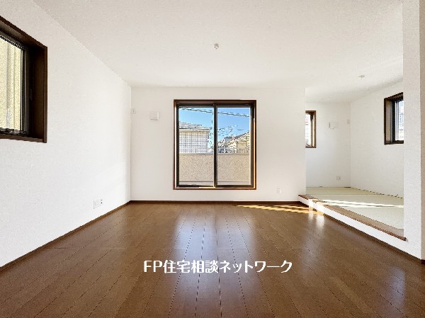 大きく面した掃出し窓から光が降りそそぐ開放的なリビング。大きな窓からは、太陽の光はもちろん、爽やかな風が吹き抜けます。快適で心地の良い空間を演出してくれます。