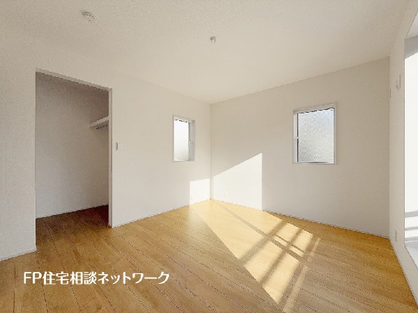 居室空間をすっきり保てる、ウォークインクローゼット付です。広いため、収納家具をこの空間に設置することもできます。かさばるスーツケースなど幅広く収納できます。