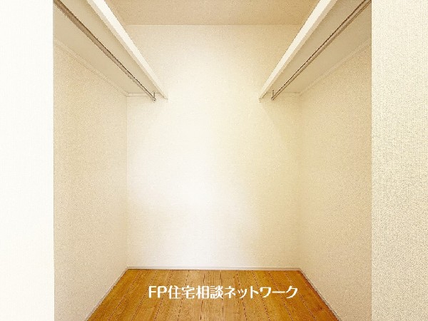 ウォークインクローゼットのある住まいで収納上手な生活を実現。衣類だけでなく、箱物や思い出の品もたっぷり収納できます。