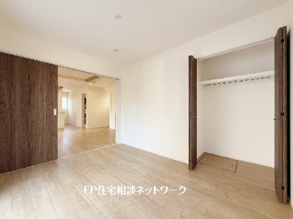 リビングとつづき間を隔てる引き戸を開放すれば、23.68帖の大空間に。急な来客やご家族構成によってシーンで使い分けられる便利な空間です。