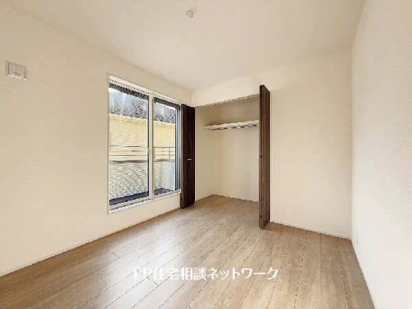 収納力が豊富な大型クローゼット。普段着やスーツはもちろんのこと、コート類などもしっかり掛けられます。奥行きもあり、部屋がスッキリしますね。