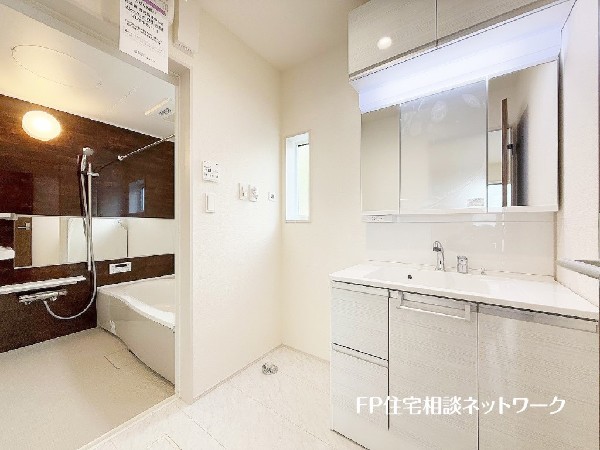 鏡の裏に収納棚を確保した三面鏡を採用。化粧品や歯ブラシなどを機能的に収納。また、三面鏡の本当の利点は三枚の鏡を合わせることで、頭の側面や背面が見れること。