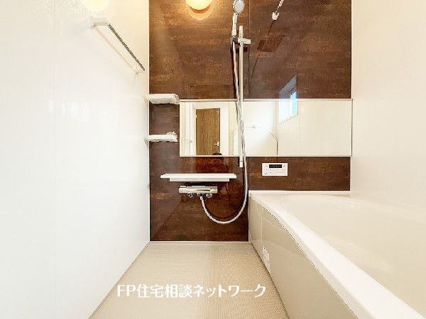 ゆったり入れる一坪バス。足を伸ばして入れるサイズは一日の疲れを癒すのに嬉しい広さ。お子様と一緒の入浴でも充分な広さです。