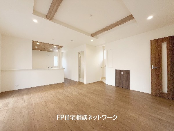 想像以上の質感が訪れる者の心を離さない。フローリング素材、窓の配置、壁面タイル、カラーバランス、どれをとってもワンランク上の仕上がり。