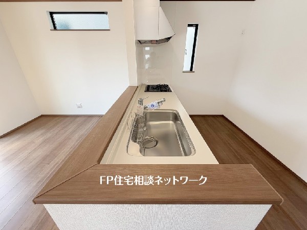 対面式のカウンターキッチンですので、出来上がったお料理をカウンターに並べてお子様が運ぶなど、お手伝いの時間も増えそうですね。