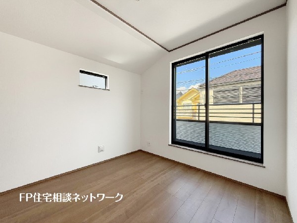 シックな色合いを基調にしたフローリングは心地よく飽きのない色合いで、カーテン、家具などのインテリアを合わせやすいのもうれしい。