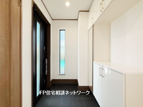 玄関ホールがスッキリ広々としていると帰る時も出ていく時も気持ちが良い。来客を出迎える玄関が綺麗ならその家の印象が良くなる。