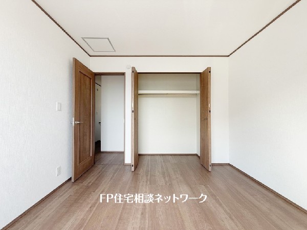 深いやすらぎへと誘う主寝室。ゆとりの広さと、落ち着いた内装仕様でプライベートな時間を心豊かにお過ごしいただけるように配慮。