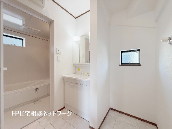 鏡の裏に収納棚を確保した三面鏡を採用。化粧品や歯ブラシなどを機能的に収納。