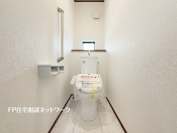 ウォシュレット、暖房便座機能付のトイレです。従来型に比べ節水効果があり、お手入れもしやすいので、家計も家事の負担も軽減してくれます。