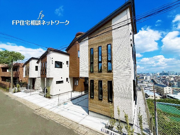 外観:「溝の口」「津田山」「高津」など3路線3駅徒歩圏内！始発駅利用で通勤・通学も快適。洗練されたデザインの新築一戸建が誕生しました。