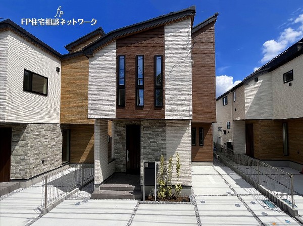 外観:青空によく映えるお洒落な新築2階建。アクセントカラーで外壁を分けることで立体感が生まれ、どの角度からでも異なる表情を感じることが出来ます。