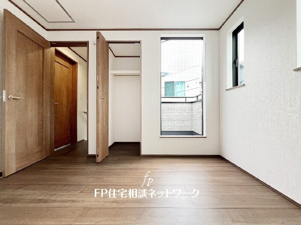 収納力が豊富なクローゼット。普段着やスーツはもちろんのこと、コート類などもしっかり掛けられます。奥行きもあり、部屋がスッキリしますね。