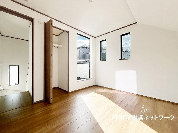 2面採光でお部屋の隅々まで明るい印象の居室。おひさまの光を、爽やかな風をたっぷりと取り込めます。居室内はいつも明るいので、毎日の生活も自然と明るくなりますね。