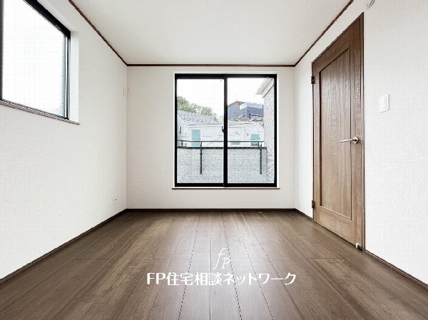 大きな窓で日差しを長時間受ける事が出来る暖かいお部屋です。もちろんペアガラスで、遮音性にも優れ、結露も発生しにくい構造。