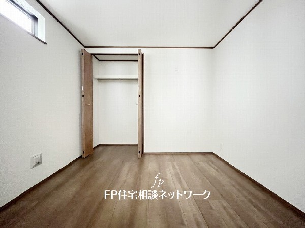 全居室には大型の収納クローゼットを完備。普段使いのお洋服や小物はもちろん、季節物のお洋服などもしっかりと整理整頓出来る。居室空間を隅々まで使えるのが嬉しい。