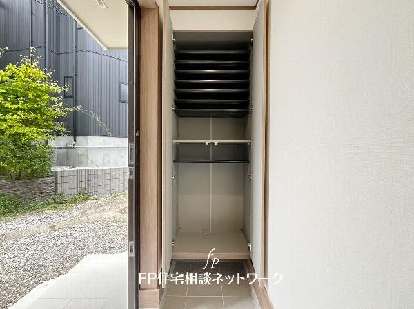 散らかりがちな玄関をスッキリと保てる玄関収納は、家の中に入る時一番最初に目に付く場所だからこだわりたい。落ち着いた色目が、室内のカラーやデザインと調和。