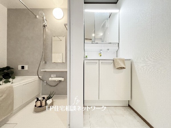 鏡の裏に収納棚を確保した三面鏡を採用。化粧品や歯ブラシなどを機能的に収納。また、三面鏡の本当の利点は三枚の鏡を合わせることで、頭の側面や背面が見れること。