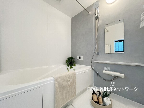 ゆったり入れる一坪バス。足を伸ばして入れるサイズは一日の疲れを癒すのに嬉しい広さ。お子様と一緒の入浴でも充分な広さです。