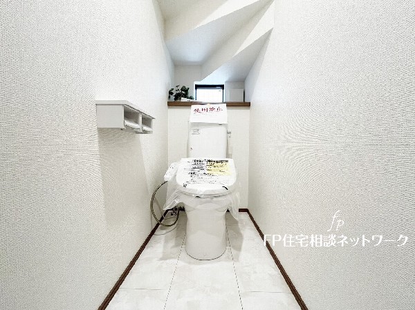 ウォシュレット、暖房便座機能付のトイレです。従来型に比べ節水効果があり、お手入れもしやすいので、家計も家事の負担も軽減してくれます。