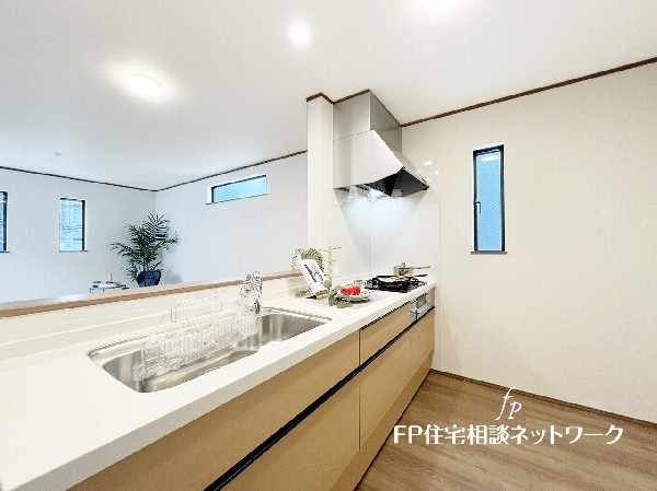 大きいシンクは一度に沢山の洗い物が可能。広いので、調味料などをディスプレイし、お洒落なキッチンを演出してみてはいかがでしょうか。