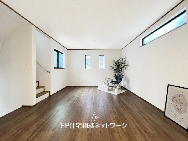 大切な家族が集まるからこそLDKにはこだわりたい。日当たりのよい広いＬＤＫを、子供たちが元気に走り回っている姿を見た時「広い家にして良かった」と思う。