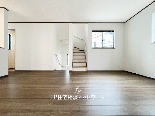 リビングを通過して3階へと登れるリビングイン階段。ただいま、おかえり、行ってきます、毎日大切な家族とコミュニケーションが取れる家族思いの間取りを作りました。