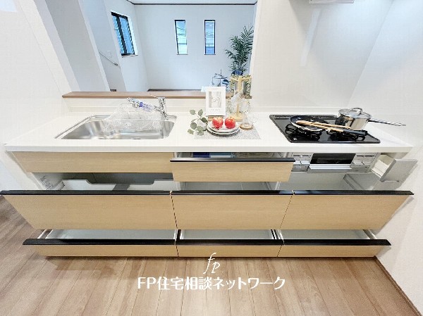 スライド収納付きのシステムキッチン。料理器具なども収納できて出し入れもスムーズ。収納量もたっぷりなので料理器具やストック調味料なども入れられる。