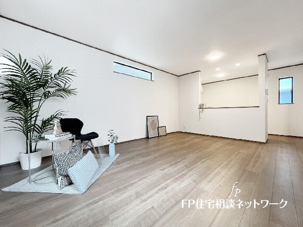 想像以上の質感が訪れる者の心を離さない。フローリング素材、窓の配置、壁面タイル、カラーバランス、どれをとってもワンランク上の仕上がり。