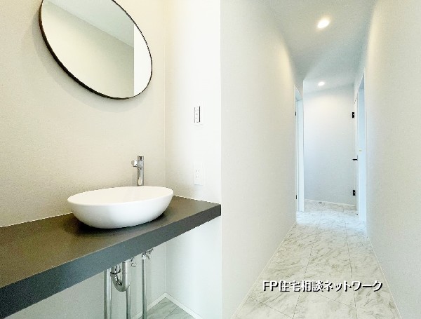 2階廊下に便利な洗面ボウルを設置。忙しい朝の身支度や手洗いがスムーズに行え、家族の生活動線も快適に。デザイン性も高く、上質な空間を演出します。