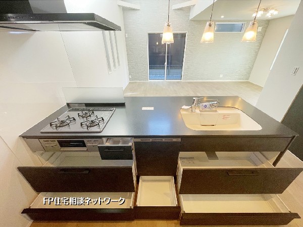 収納力たっぷりのシステムキッチン。引き出しが大容量で調理器具も食器もスッキリ整理できます。LDK全体を見渡せる使いやすいレイアウトです。