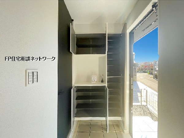 大容量の玄関収納を完備。靴や日用品をすっきり収納でき、いつでも整った玄関をキープできます。明るい玄関で来客時の印象も爽やかです。