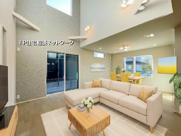 開放感あふれる吹抜けが魅力の20帖LDK、家族が自然と集まる心地よい空間です。■本画像はAIがCGで家具を作成しており、実際の現地に家具はございません。販売価格にも家具等は含まれておりません。