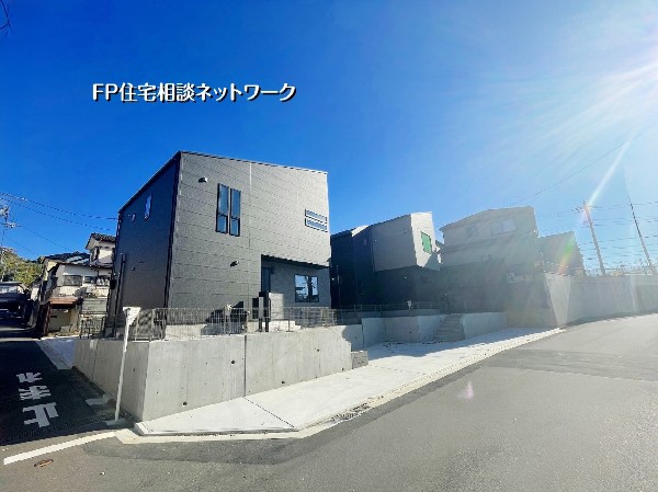 外観:スタイリッシュな外観が並ぶ統一感ある街並み。高台につき陽当たりと風通しが良く、開放感あふれるロケーションです。周辺は落ち着いた住宅エリアで子育てにも最適。