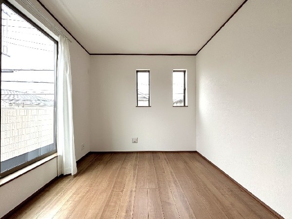 光が取り込みやすい2面採光の居室。日当たり良好です。しっかりとした大きさのクローゼットを完備し、収納スペースも十分。