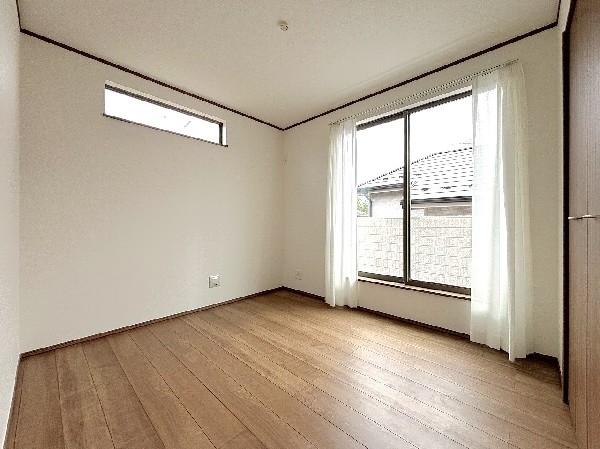 2面採光でお部屋の隅々まで明るい印象の居室。おひさまの光を、爽やかな風をたっぷりと取り込めます。居室内はいつも明るい印象です。