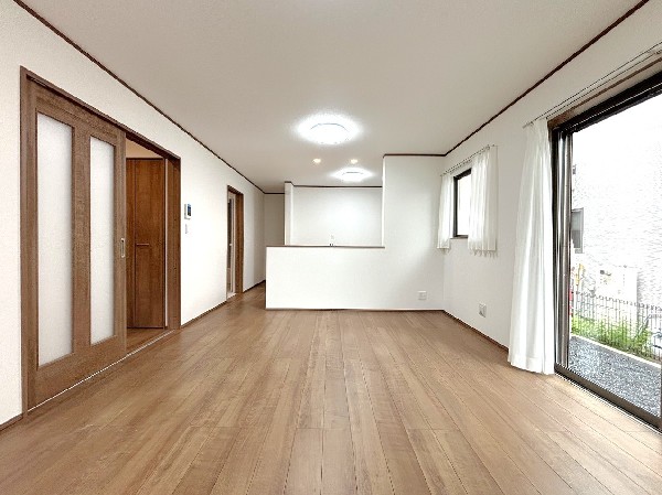 オープンでのびやかな空間を生み出す、こだわりの広がりとゆとり。家族と過ごす時間を大切にしたい方にぴったりの明るくゆとりある住空間です。